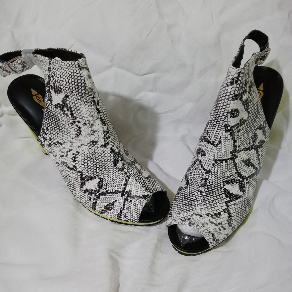 Women Heels - Picture 9 of 9